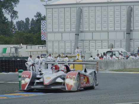 Tom Kristensen blev 'snydt' for sin 8. Le Mans sejr. da Audi raceren sent i løbet tabte et baghjul, mens teamet lå komfortabelt i spidsen for løbet.